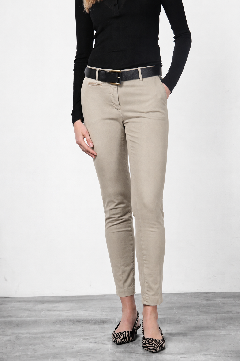 New York Slim women’s chino pants in satin with slim fit ①
