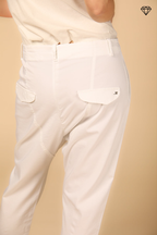 Immagine 2 di pantalone chino donna in gabardina modello Malibu Jogger carrot fit