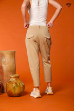 Immagine 4 di pantalone chino donna in gabardina modello Malibu Jogger carrot fit 