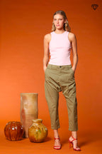 Immagine 1 di pantalone chino donna in gabardina modello Malibu Jogger carrot fit 