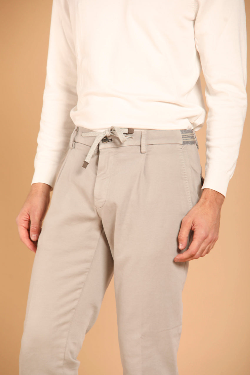 immagine 7 di pantalone chino jogger uomo modello New York Golf 1 Pinces in raso, di colore grigio. fit regular di mason's