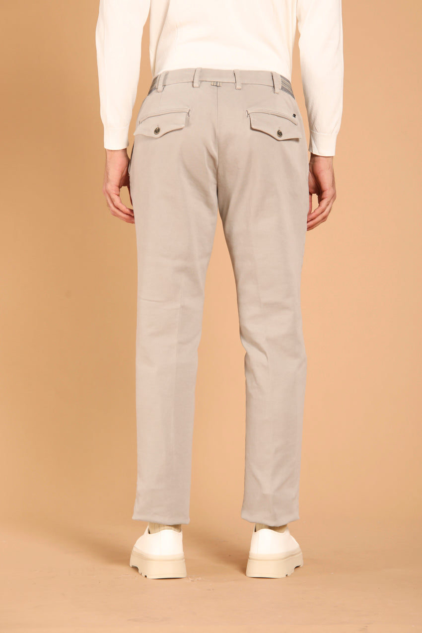 immagine 10 di pantalone chino jogger uomo modello New York Golf 1 Pinces in raso, di colore grigio. fit regular di mason's