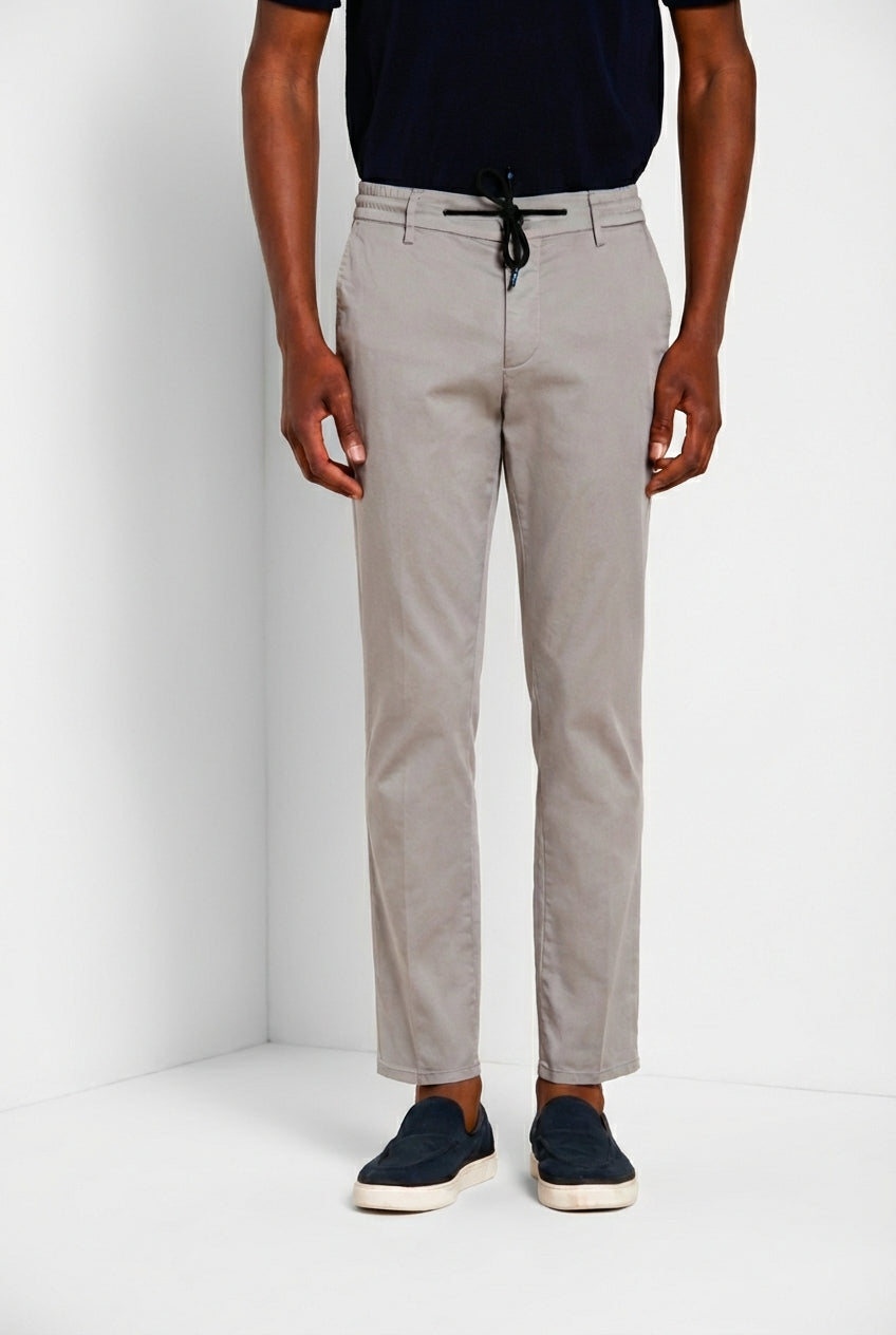 Milano Jogger Travel pantalón chino hombre en satén técnico travel stretch extra slim fit