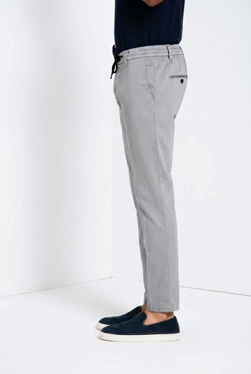 Milano Jogger Travel pantalón chino hombre en satén técnico travel stretch extra slim fit