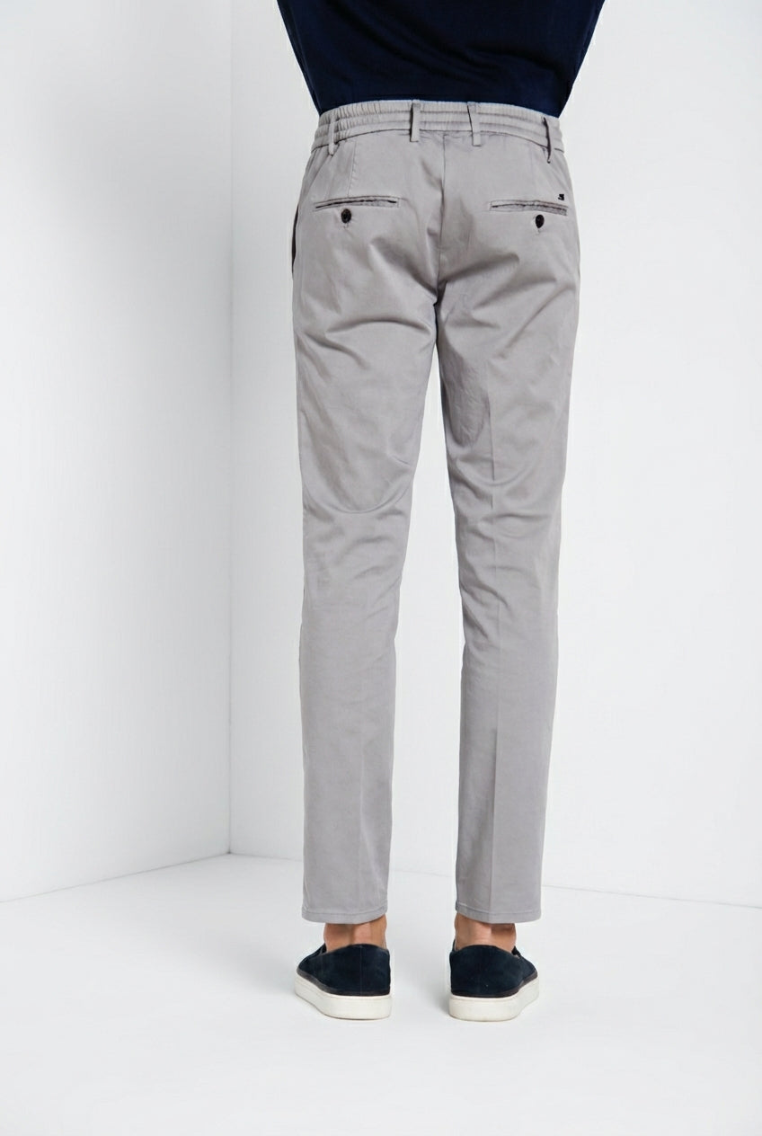 Milano Jogger Travel pantalón chino hombre en satén técnico travel stretch extra slim fit