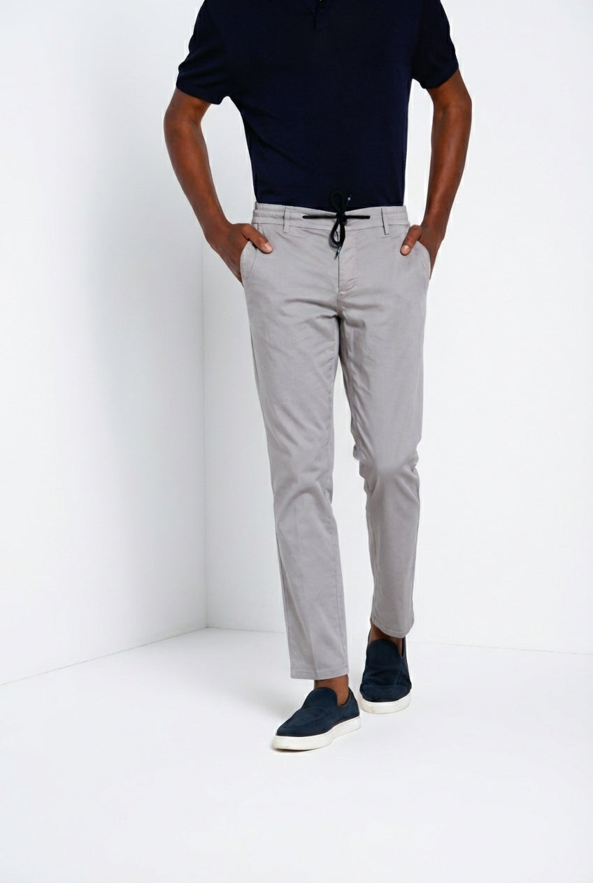 Milano Jogger Travel pantalón chino hombre en satén técnico travel stretch extra slim fit