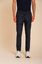 Milano Jogger Travel Hose Chino Herren aus technischem Travel-Stretch-Satin extra slim fit