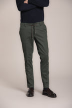 Foto 1 Milano Jogger pantalone chino uomo in gabardina stretch extra slim fit