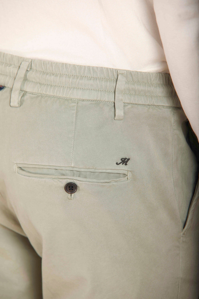 immagine 3 di pantalone chino uomo modello Milano Jogger in gabardina di colore verde, fit extra slim di Mason's