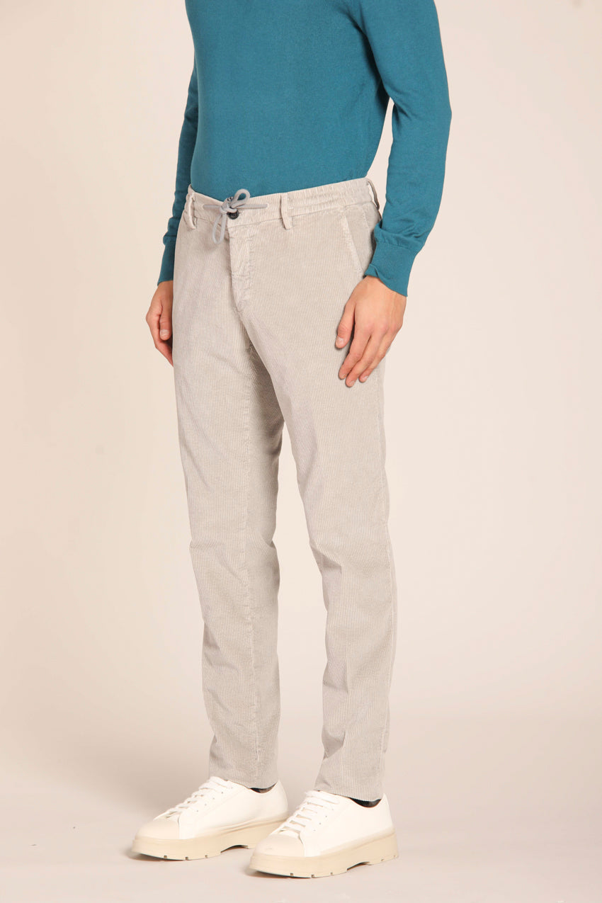 immagine 2 di pantalone chino uomo modello Milano Jogger, di colore grigio, in velluto, fit extra slim di mason's