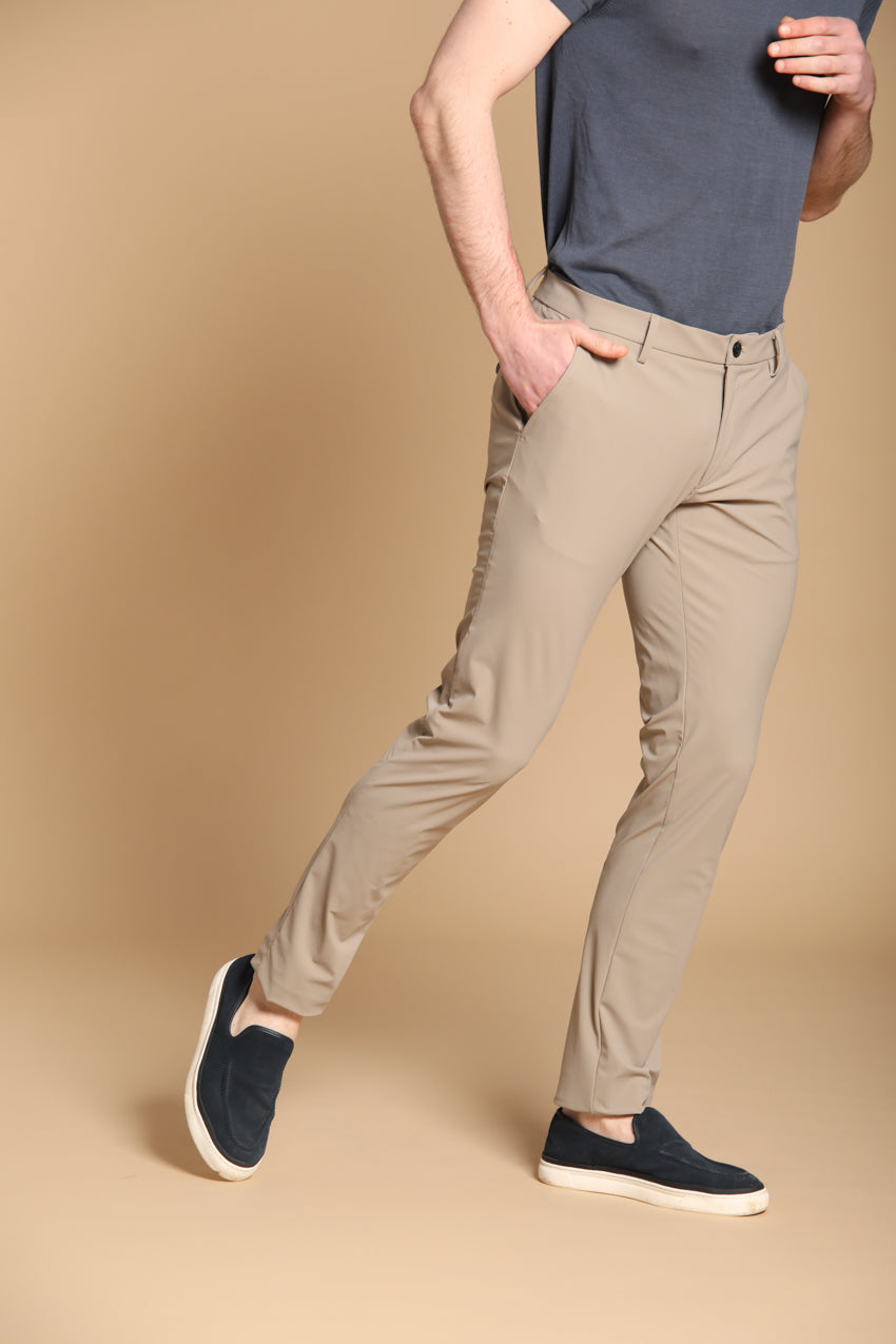 Milano Dynamic pantalón chino jogger para hombre en jersey súper técnico corte extra slim fit