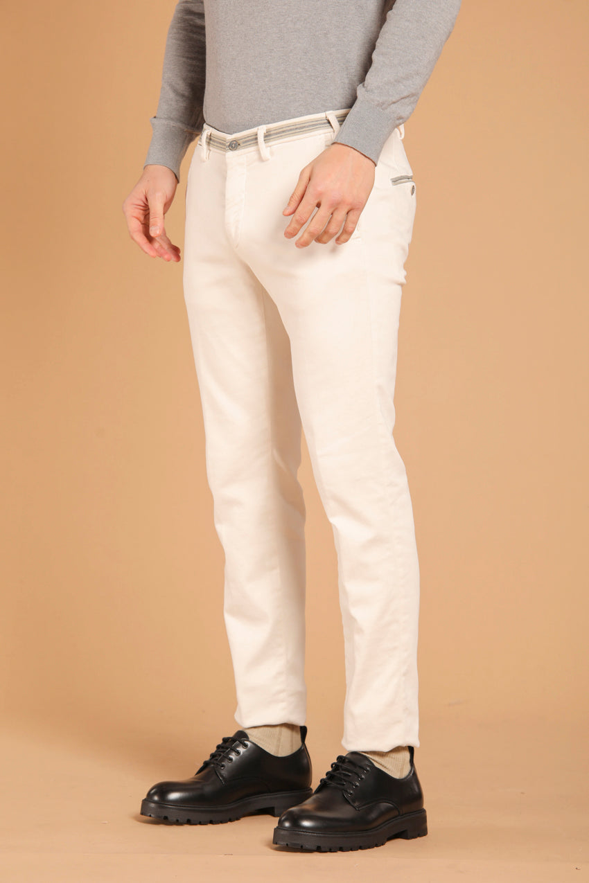 immagine 4 di pantalone chino uomo modello Torino Golf in raso, di colore bianco, fit slim di mason's