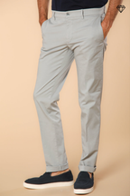 New York pantalón chino hombre en raso elástico regular fit ①