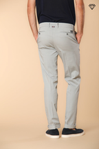 New York pantalón chino hombre en raso elástico regular fit ①