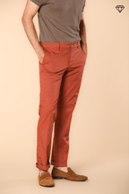New York pantalón chino hombre en raso elástico regular fit ①