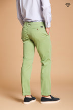 New York pantalón chino hombre en raso elástico regular fit ①