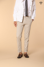 New York pantalón chino hombre en satén elástico regular fit ①
