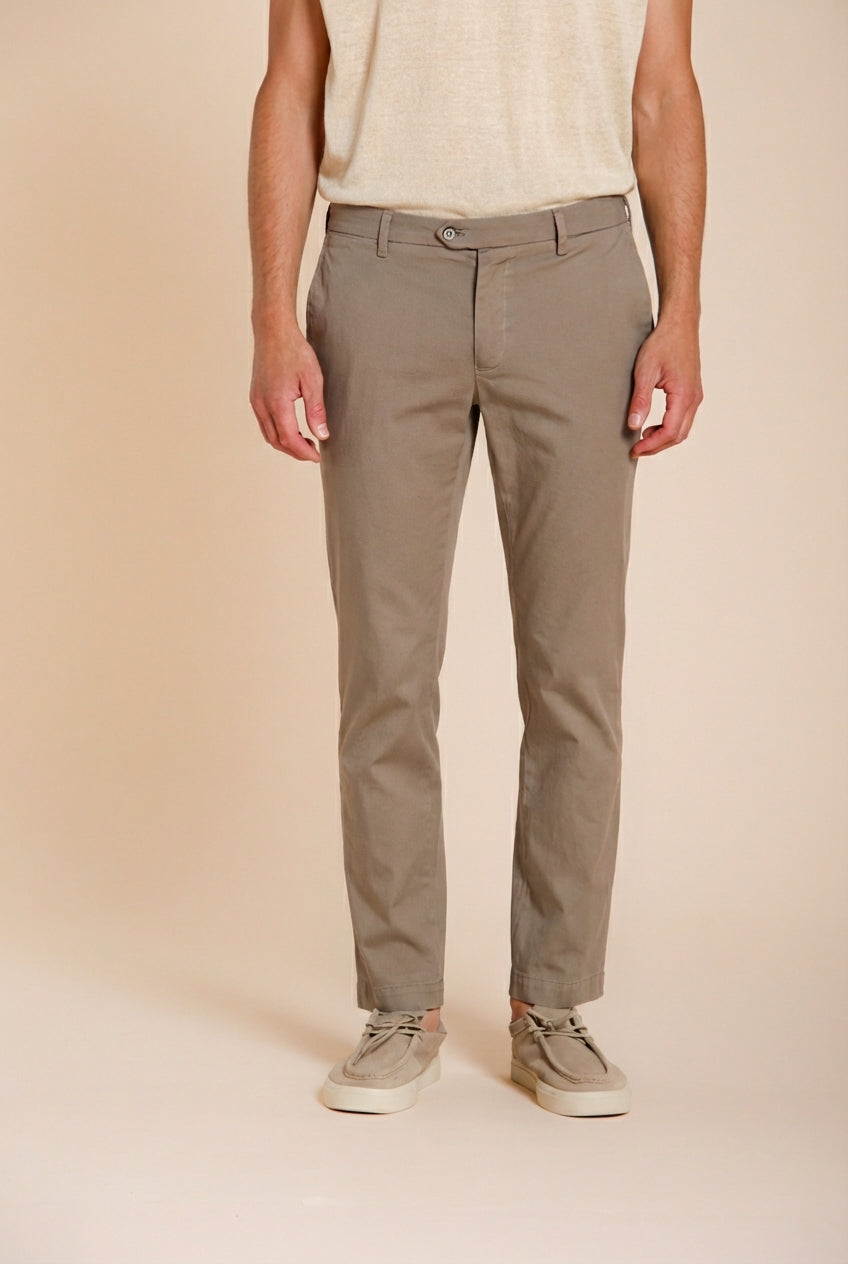 New York pantalón chino hombre en gabardina stretch regular fit ①