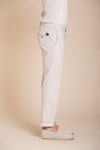 New York pantalón chino hombre en gabardina stretch regular fit ①
