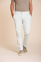 New York pantalón chino hombre en gabardina stretch regular fit ①