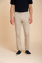 New York pantalón chino hombre en gabardina stretch regular fit ①