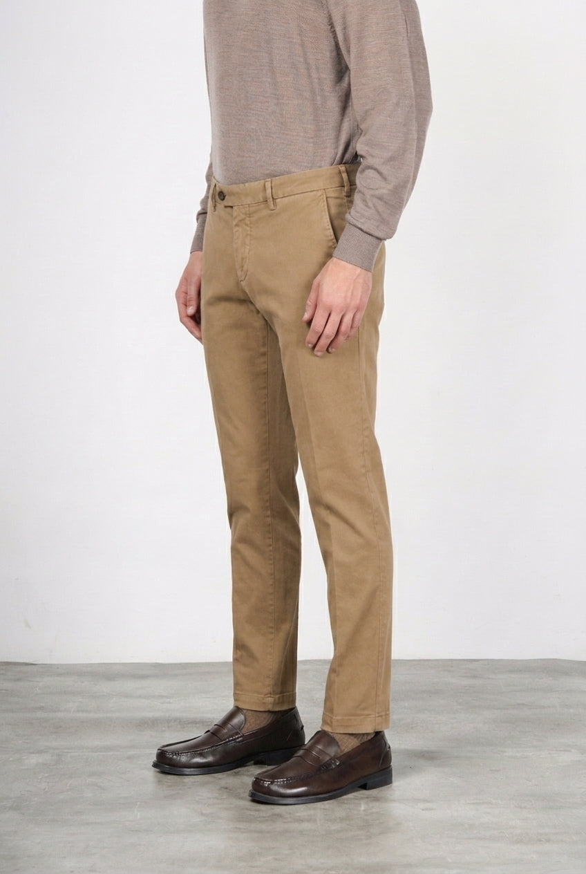 New York Chinohose für Herren aus Stretch-Gabardine mit regular fit ①
