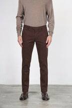 New York men’s chino pants in stretch gabardine with regular fit ①
