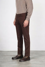 New York men’s chino pants in stretch gabardine with regular fit ①
