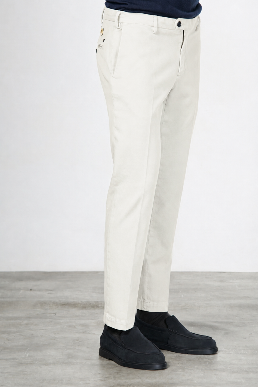 New York men’s chino pants in cotton and cashmere twill with regular fit