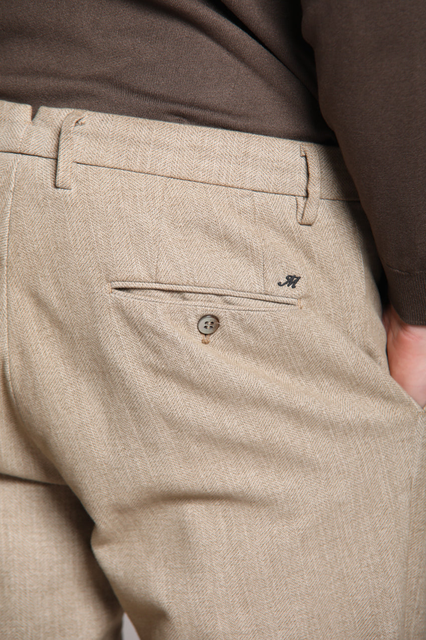 Pantaloni chino blu in tessuto di misto cotone stretch Pantaloni chino blu in tessuto di misto cotone stretch
