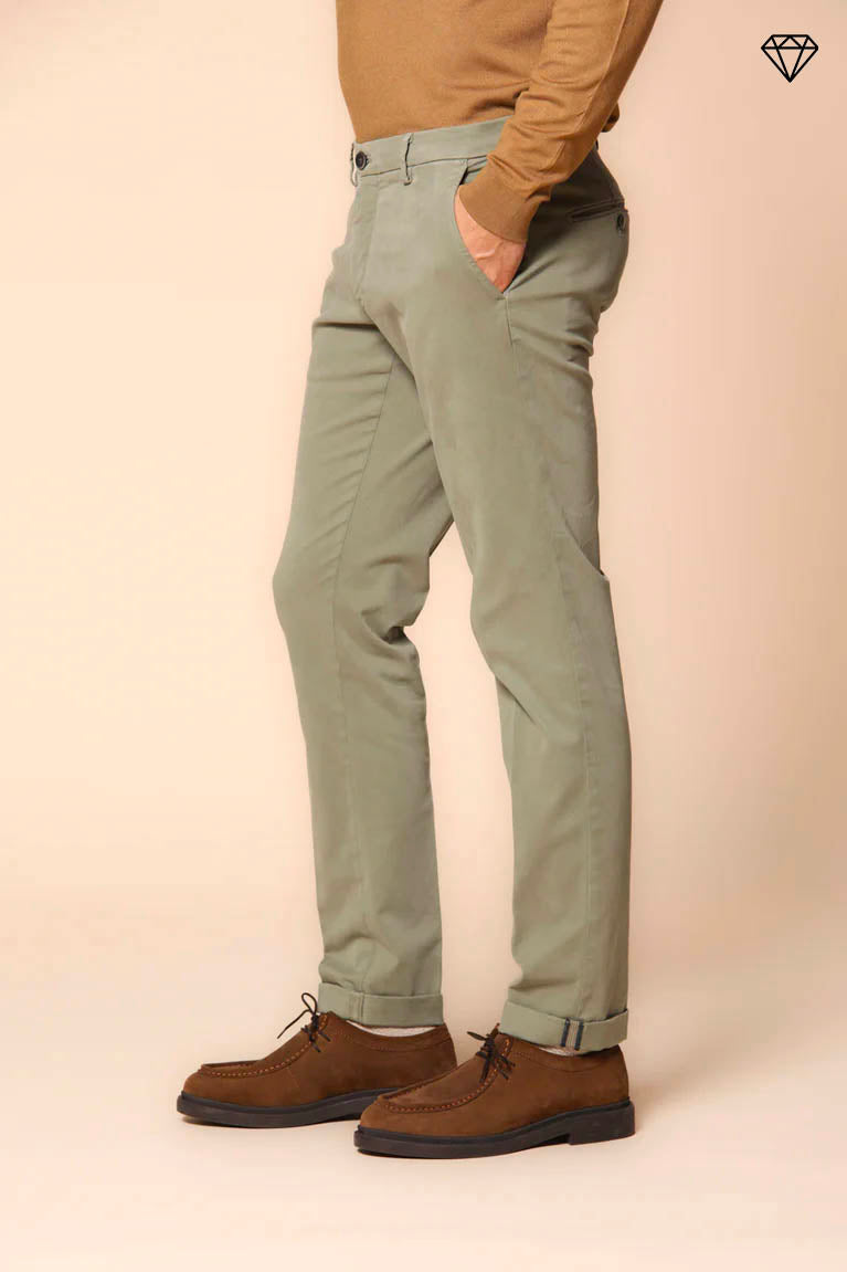 Milano pantalón chino hombre en gabardina stretch ajuste extra slim ①