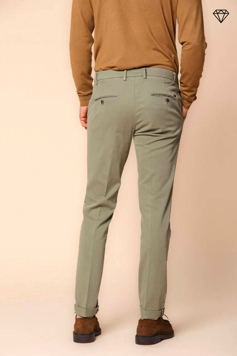 Milano pantalón chino hombre en gabardina stretch ajuste extra slim ①