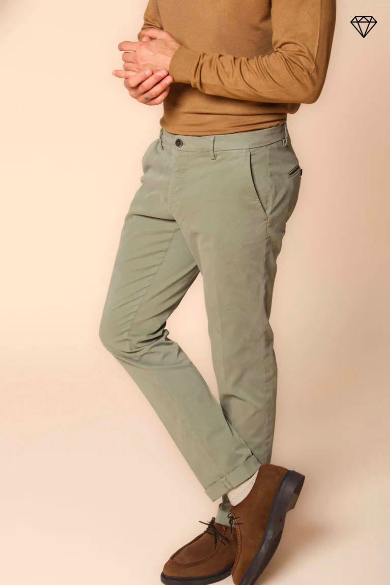 Milano pantalón chino hombre en gabardina stretch ajuste extra slim ①