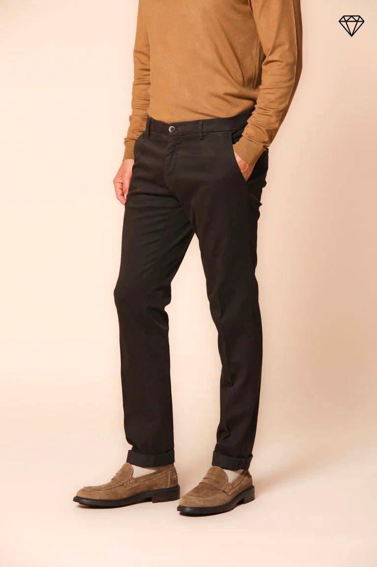 Milano pantalón chino hombre en gabardina stretch ajuste extra slim ①