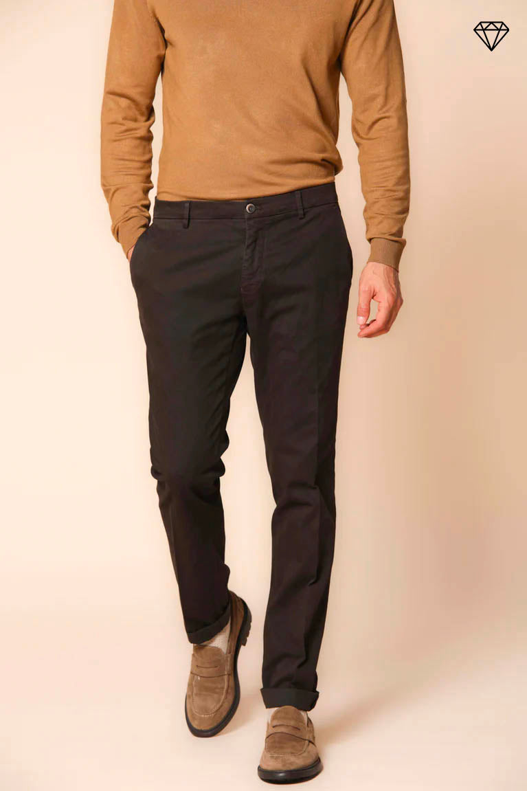 Milano pantalón chino hombre en gabardina stretch ajuste extra slim ①