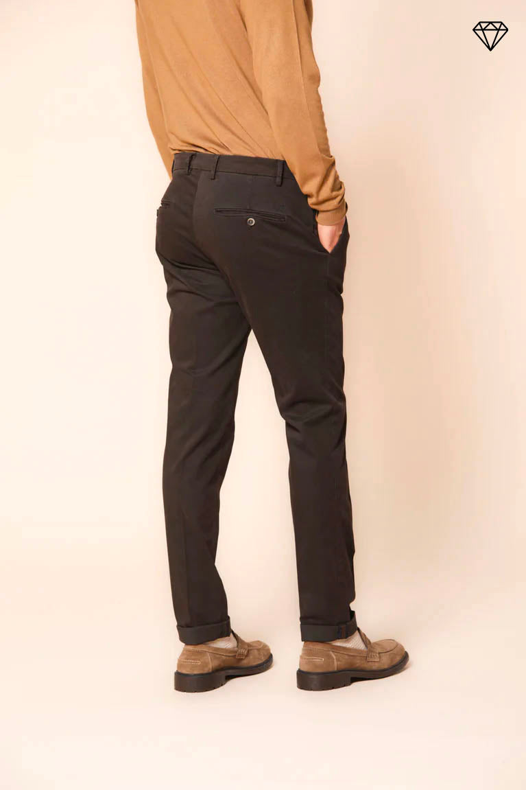 Milano pantalón chino hombre en gabardina stretch ajuste extra slim ①