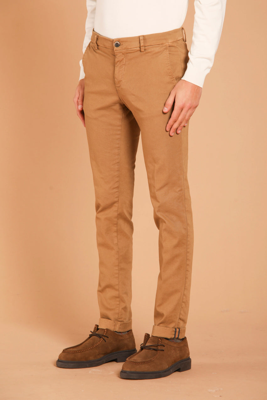 immagine 3 di pantalone chino uomo modello Milano Style in gabardina stretch, di colore biscotto, fit extra slim di Mason's