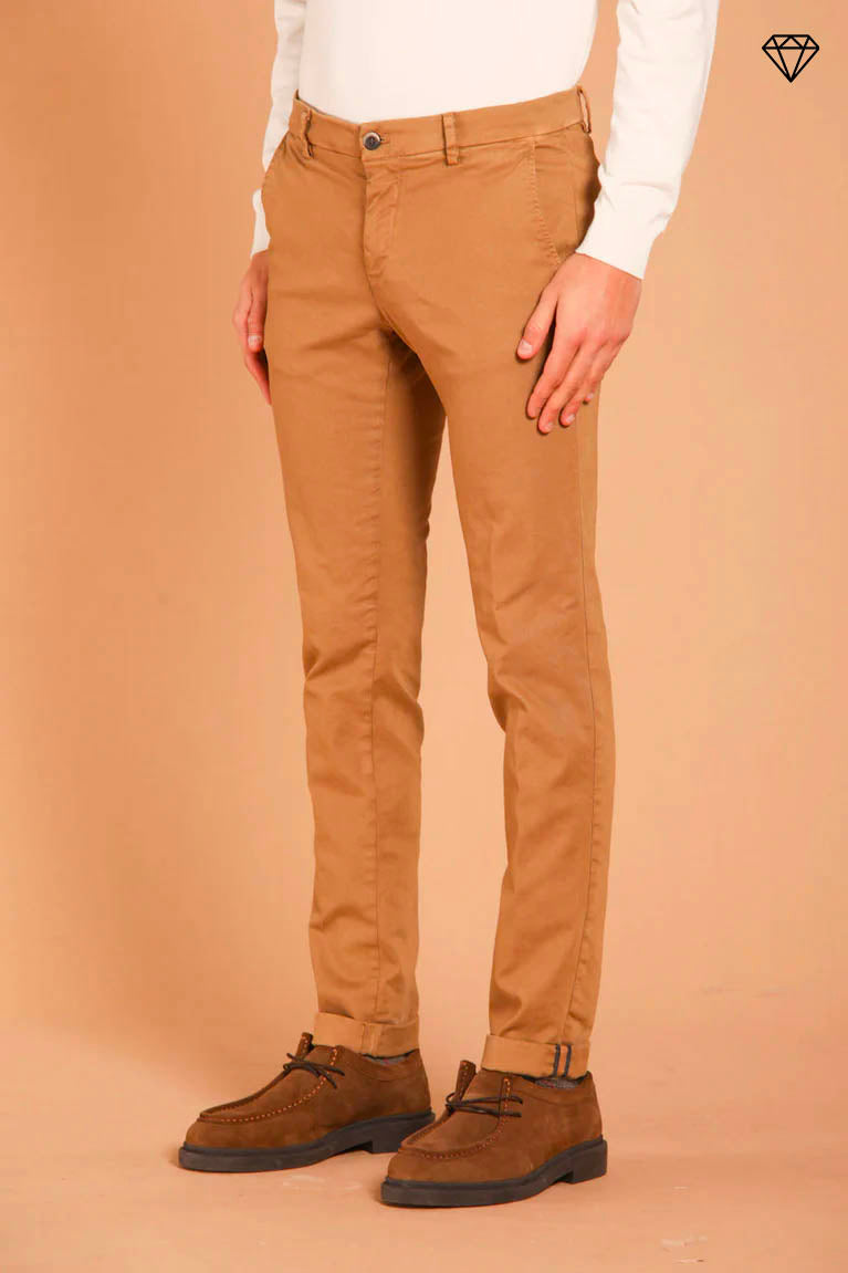 Milano pantalón chino hombre en gabardina stretch ajuste extra slim ①