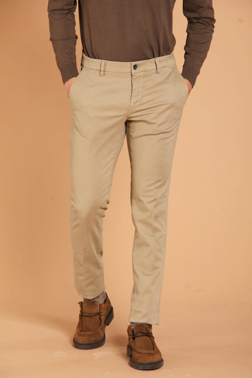 immagine 2 di pantalone chino uomo modello Milano Style in gabardina stretch, di colore kaki, fit extra slim di Mason's