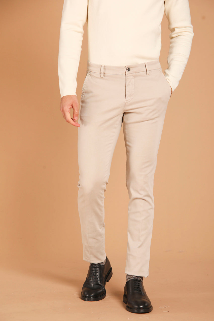 immagine 2 di pantalone chino uomo modello Milano Style, di colore sabbia, fit extra slim di Mason's