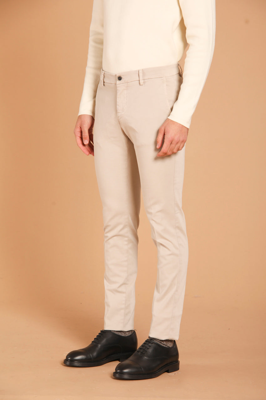 immagine 3 di pantalone chino uomo modello Milano Style, di colore sabbia, fit extra slim di Mason's