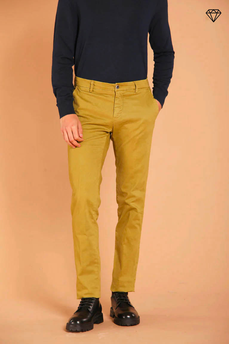 Milano pantalón chino hombre en gabardina stretch ajuste extra slim ①