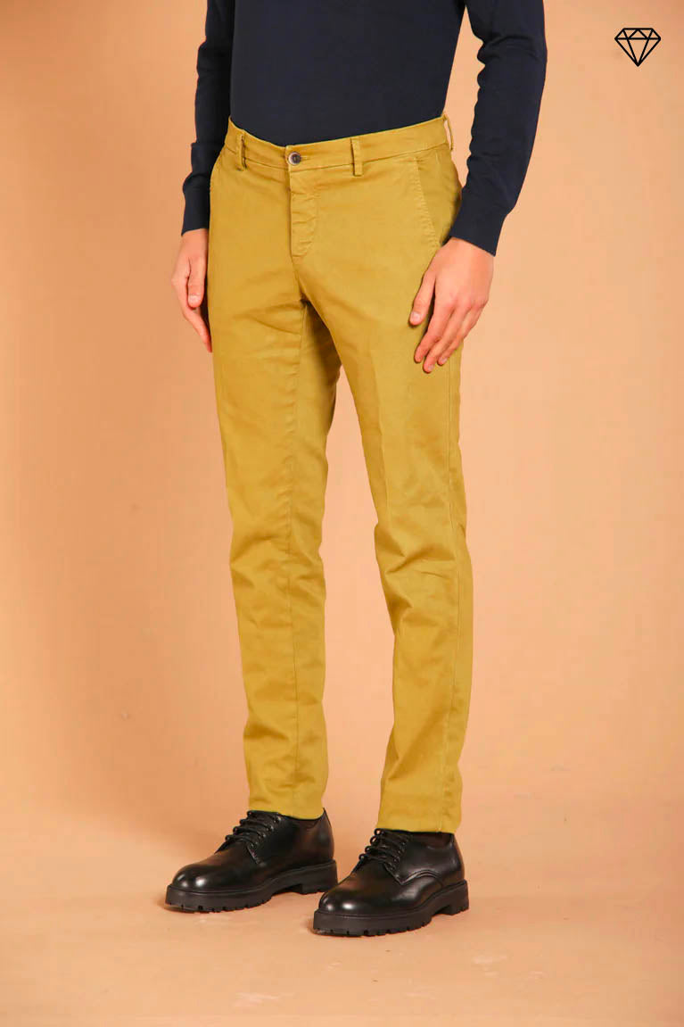 Milano pantalón chino hombre en gabardina stretch ajuste extra slim ①