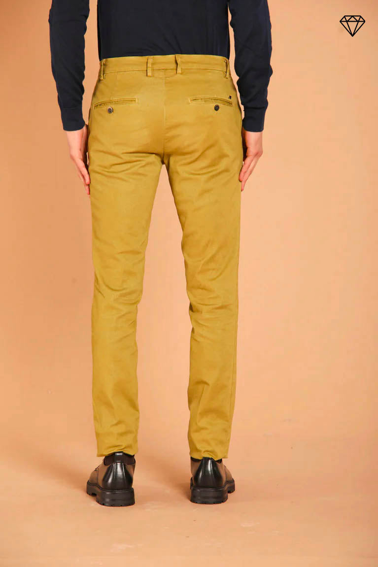 Milano pantalón chino hombre en gabardina stretch ajuste extra slim ①