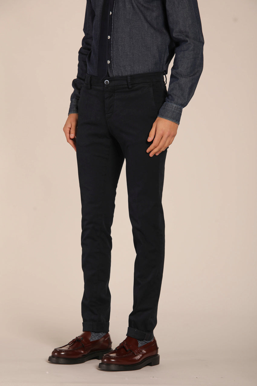 immagine 3 di pantalone chino uomo modello Milano Style, di colore blu navy, fit extra slim di Mason's