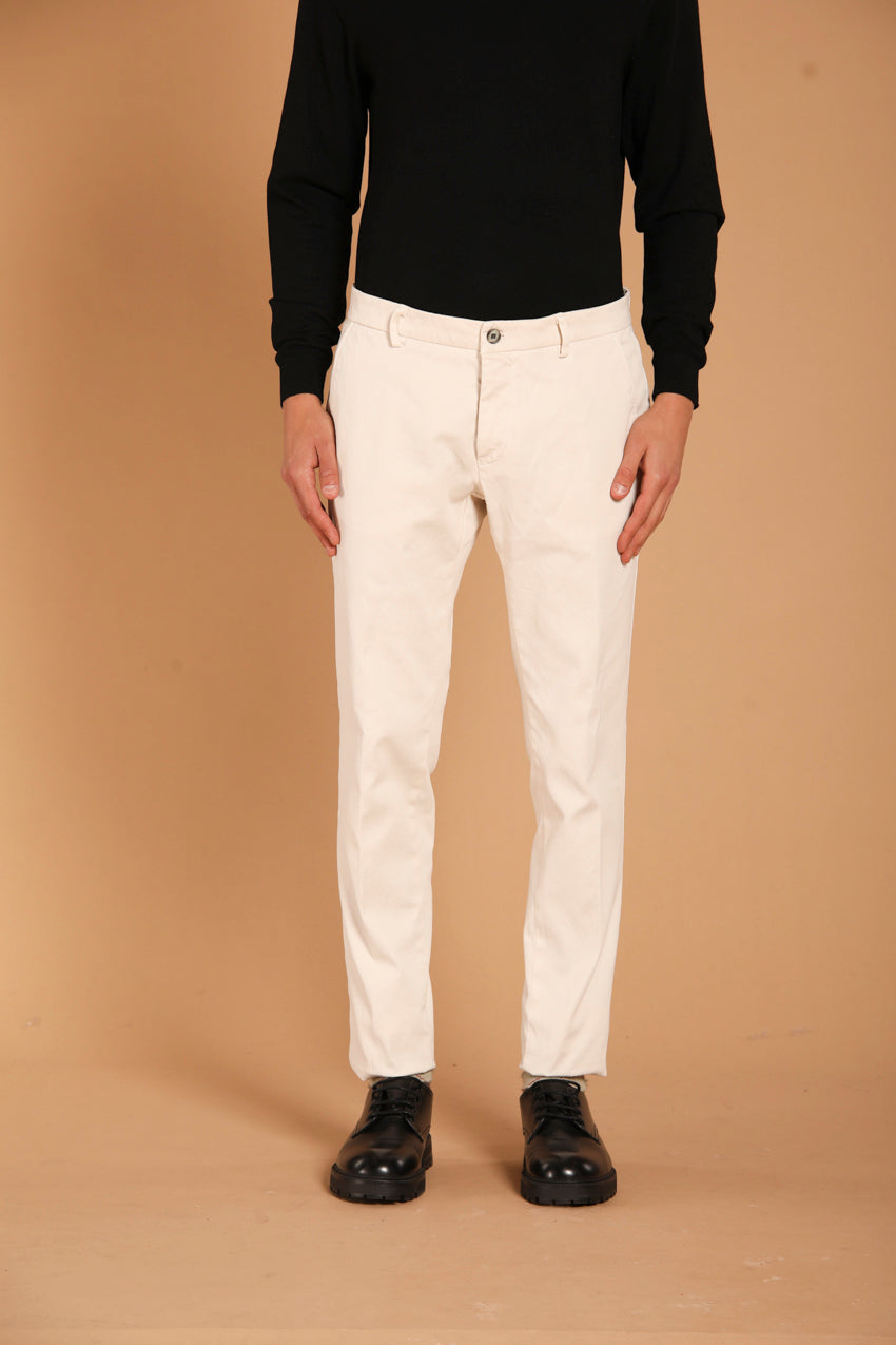 immagine 2 di pantalone chino uomo modello Milano Style di colore bianco, fit extra slim di mason's