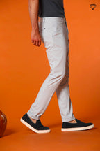 Milano pantalón chino hombre en algodón pima extra slim fit ①