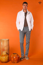 Milano pantalón chino hombre en algodón pima extra slim fit ①