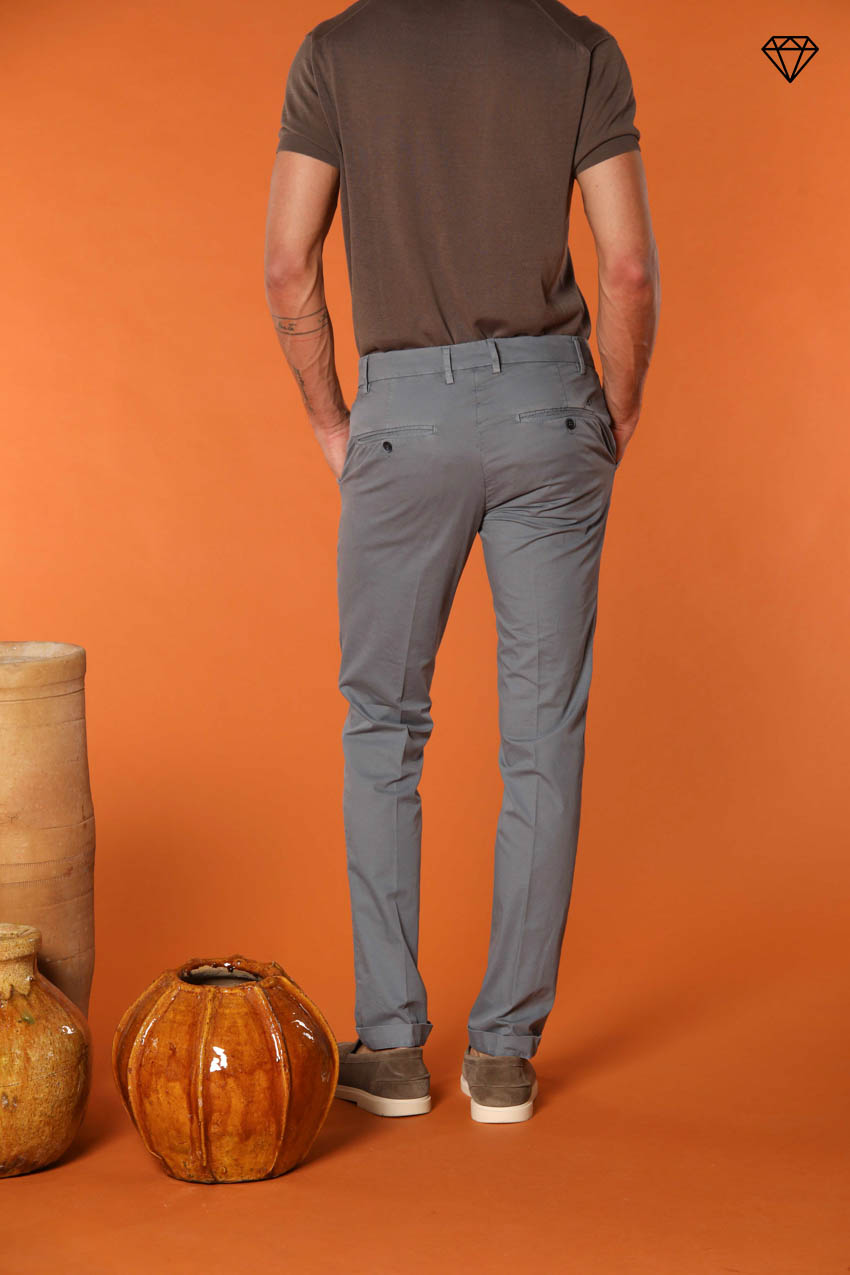 Milano pantalón chino hombre en algodón pima extra slim fit ①