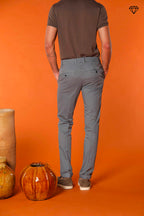 Milano pantalón chino hombre en algodón pima extra slim fit ①